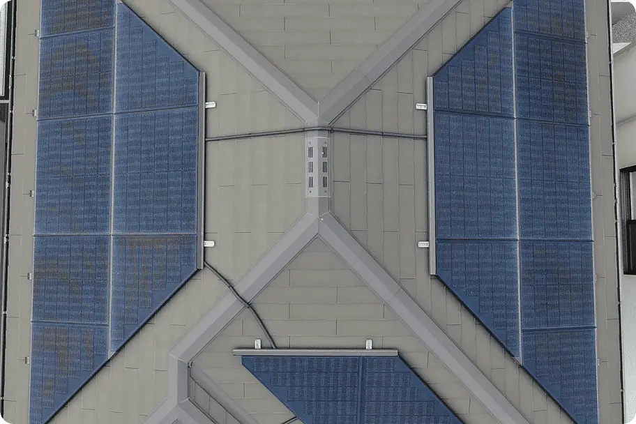 瓦屋根の上に設置された複数枚の太陽光パネルが日光を受けている様子