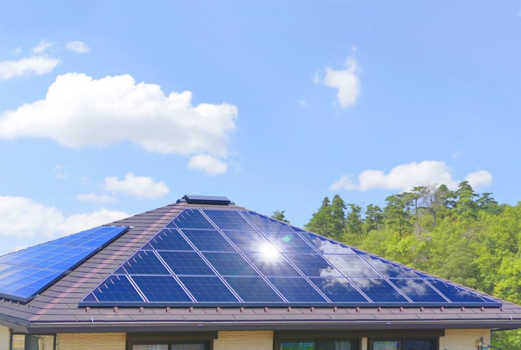 太陽光発電パネルを設置した家のイメージ