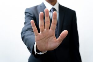 ストップとしている男性
